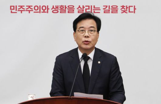 국민의힘 송언석 원내대표가 13일 서울 여의도 국회에서 열린 긴급 의원총회에서 모두발언을 하고 있다. 사진=박범준 기자