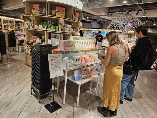 지난 3일 일본 도쿄 시부야 로프트 매장에서 소비자들이 K뷰티 매대를 둘러보고 있다. 사진=이정화 기자