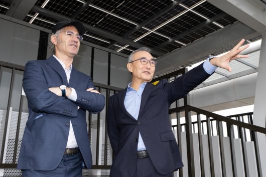 김영섭 KT 대표(오른쪽)와 알렉스 카프 팔란티어 최고경영자(CEO)가 14일 한국에서의 첫 CEO 회동을 가진 후 서울 광화문 KT사옥 옥상에서 환담을 나누고 있다. KT 제공