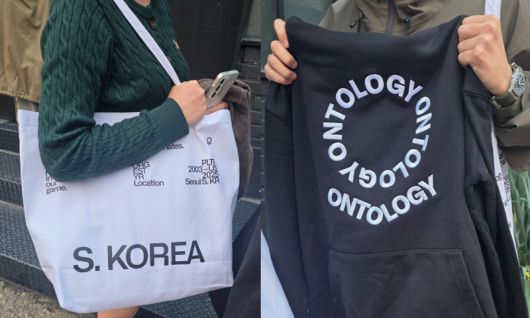 팔란티어 팝업 스토어를 방문해 굿즈를 구매하면 주는 에코백에는 'S. Korea(대한민국)'이라는 문구가 큼지막하게 새겨져 있다. 오른쪽은 팔란티어의 대표 굿즈인 후드티. 가격은 21만5000원에 달한다. 사진=성민서 기자