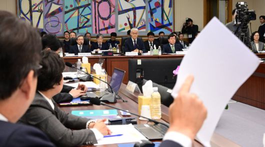 국회 법제사법위원회가 15일 진행한 대법원 현장검증 국정감사는 여야 입장 차로 파행이 빚어졌다. 국민의힘 신동욱 의원이 질의서를 들고 천대엽 법원행정처장(정면 가운데)에게 '이재명 대통령의 재판 관련 서류'를 제공해선 안된다고 말하고 있다. 연합뉴스