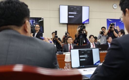 국민의힘 박정훈 의원이 16일 국회 과학기술정보방송통신위원회에서 열린 2025년도 국정감사에서 더불어민주당 김우영 의원이 공개한 자신의 휴대전화 문자를 바라보고 있다. 연합뉴스