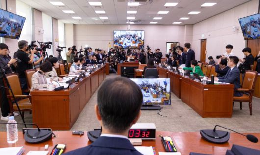 16일 서울 여의도 국회에서 열린 법제사법위원회 감사원 등에 대한 국정감사에서 여야 위원들이 의사진행 관련 설전을 벌이고 있다. 뉴스1