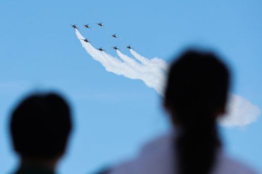 7월 12일 오전 서울 반포한강공원 일대에서 공군 특수비행팀 블랙이글스가 제1회 방위산업의 날 계기 시민 참여 페스티벌을 기념해 에어쇼를 펼치고 있다. ㅠ스1