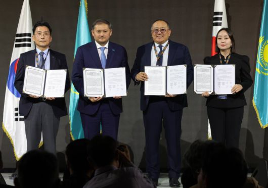 카자흐스탄 알라타우 시티 국제 로드쇼가 열린 15일 오전 서울 중구 롯데호텔에서 참석자들이 G2G & G2B MOU 기념촬영을 하고 있다. 사진=뉴시스