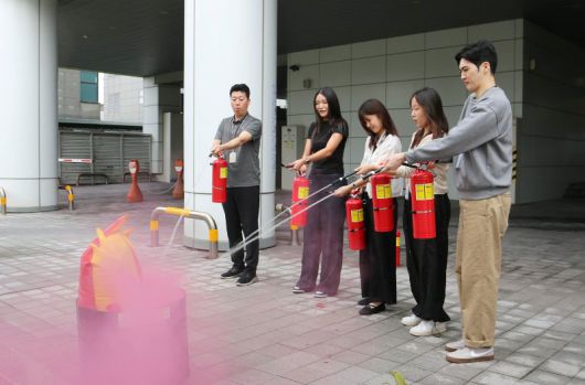 지난 16일 에어부산 사옥에서 임직원을 대상으로 산업재해 예방을 위해 비상대응 훈련을 실시했다. 임직원들이 소화기 사용법 및 진화 교육을 받고 있다. 에어부산 제공