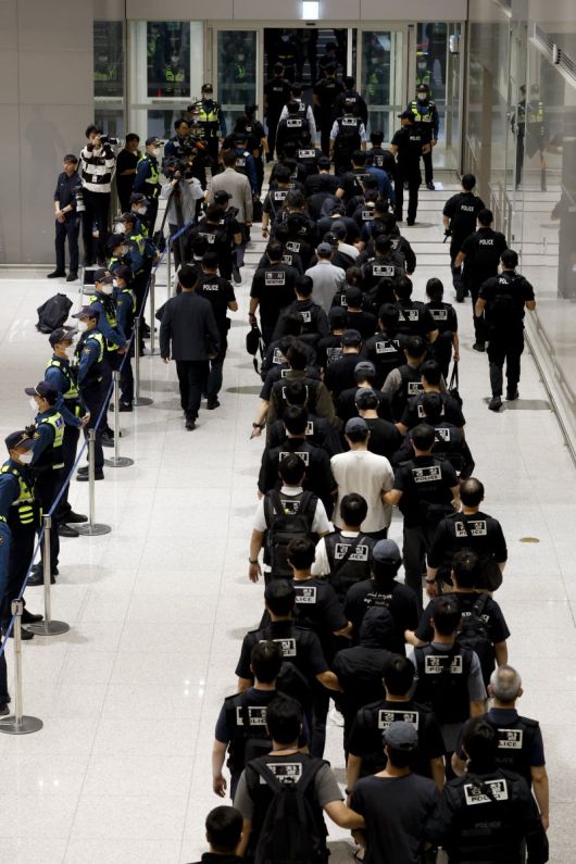 캄보디아 온라인 사기에 가담해 구금된 한국인들이 지난 18일 오전 인천국제공항 제2터미널을 통해 송환되고 있다. 이날 송환에는 경찰 호송조 190여명이 투입됐다. 연합뉴스