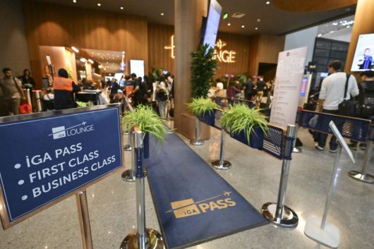 iGA PASS 사용자들이 지난 17일(현지시간) 튀르키예 이스탄불공항 iGA라운지 전용 출입구를 이용하고 있다. 사진=공항사진기자단