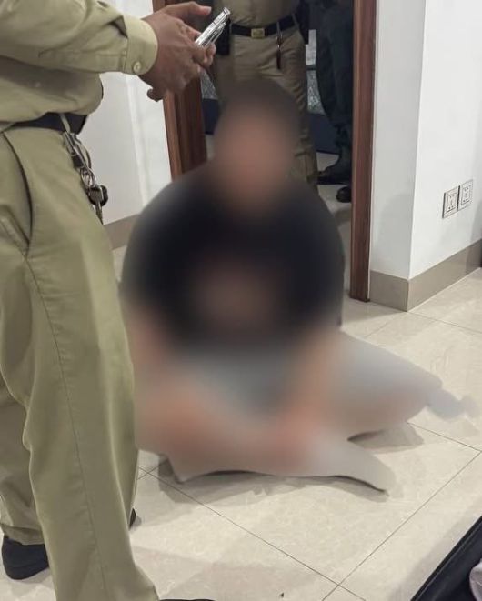 [뉴시스]김병주 더불어민주당 의원이 자신의 SNS에 올린 구출 청년의 모습. (사진=김병주 더불어민주당의원 페이스북) 2025.10.20 *재판매 및 DB 금지 /사진=뉴시스