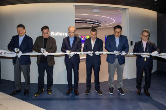 KT 김영섭 대표(왼쪽 세번째)와 조원우 한국마이크로소프트 대표(왼쪽 다섯번째) 등 양사 임원들이 20일 KT 광화문 West 빌딩에서 KT 이노베이션 허브의 개소를 기념하며 테이프를 자르고 있다. KT 제공