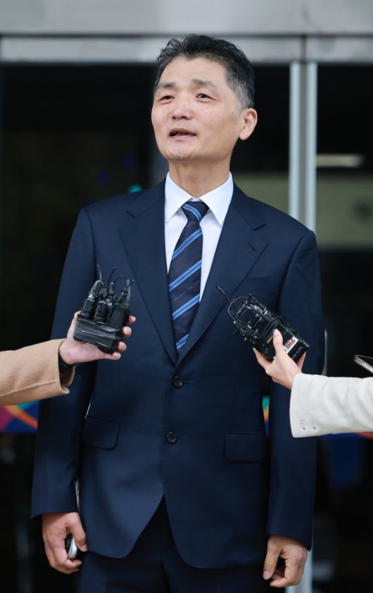 카카오 창업자인 김범수 카카오 미래이니셔티브센터장이 21일 서울 양천구 서울남부지방법원에서 열린 1심 선고공판에서 무죄가 선고된 뒤 입장을 밝히고 있다. 연합뉴스