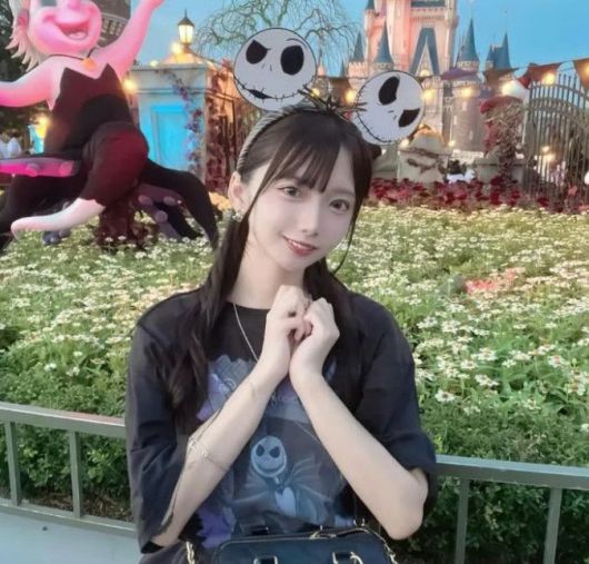 일본 아이돌 토즈키가 팬과 일일 데이트하는 모습.(사진=사우스차이나모닝포스트