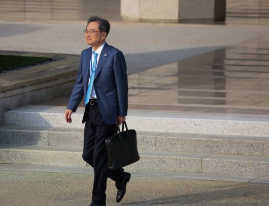 말레이시아 아세안 정상회의 참석차 출국하는 이재명 대통령을 동행 수행할 조현 외교부 장관이 26일 성남 서울공항에서 공군 1호기로 향하고 있다. 연합뉴스