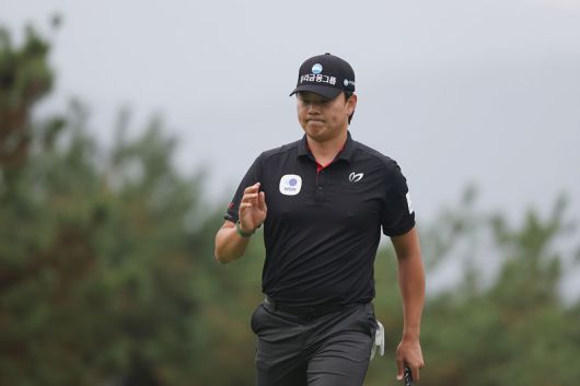 이정환이 제네시스 챔피언십 10번홀 버디퍼팅에 성공한 이후 갤러리 에게 인사하고 있다 .KPGA 제공