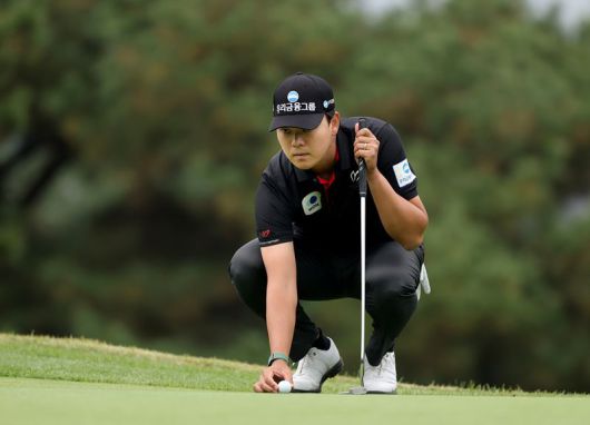 이정환이 제네시스 챔피언십 최종라운드 10번홀에서 퍼팅 라인을 살피고 있다. KPGA 제공