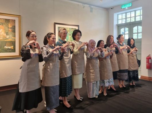 김혜경 여사가 27일(현지 시간) 말레이시아 쿠알라룸푸르 스리 느가라에서 아세안 의장국인 말레이시아의 총리 배우자 완 아지자 여사의 초청으로 아세안 정상회의 배우자 프로그램에 참석하고 있다. 김 여사는 아세안 국가 및 캐나다, 뉴질랜드 등 각국 정상 배우자들과 함께 문화유산에 등재된 전통의상 전시, 전통음악 등을 감상했다. 뉴시스