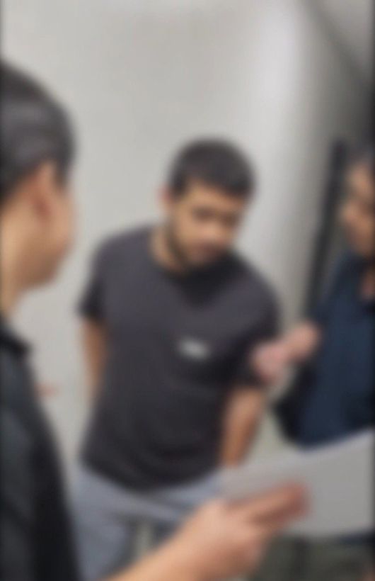 [수원=뉴시스] 아프리카 우물 추진 사업을 지원한다며 수억원을 모금한 뒤 실제로는 테러 단체에 보낸 20대 우주베키스탄인이 경찰에 검거되는 모습. (사진=경기남부경찰청 제공) 2025.10.27. photo@newsis.com *재판매 및 DB 금지 /사진=뉴시스