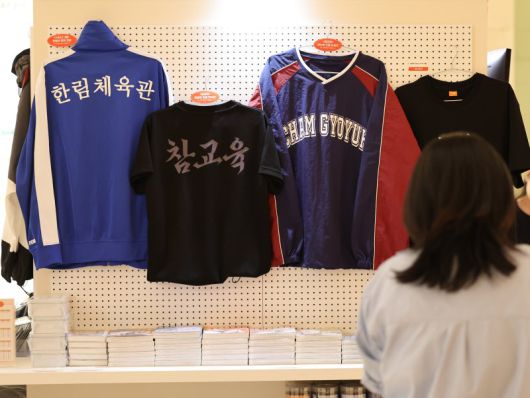 2025 월드 웹툰 페스티벌 개막을 앞둔 16일 서울 송파구 롯데월드몰에 마련된 팝업스토어를 찾은 시민들이 다양한 웹툰 관련 상품을 보고 있다. 오는 19일부터 나흘간 열리는 2025 월드 웹툰 페스티벌은 유명 웹툰 작가 토크 콘서트를 비롯해 드로잉쇼, 더빙쇼와 기획전시, 체험 프로그램으로 진행된다. 뉴시스화상