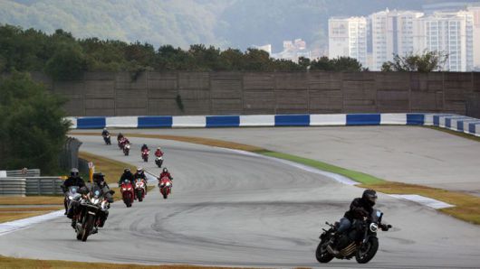 ‘2025 혼다데이 라이드 앤 드라이브'가 혼다코리아 주최로 지난 25일 경기 용인 에버랜드 스피드웨이에서 열렸다. 행사 참가자들이 본인 소유의 혼다 모터사이클로 서킷을 달려보는 트랙 체험 주행을 하고 있다. 사진=서동일 기자