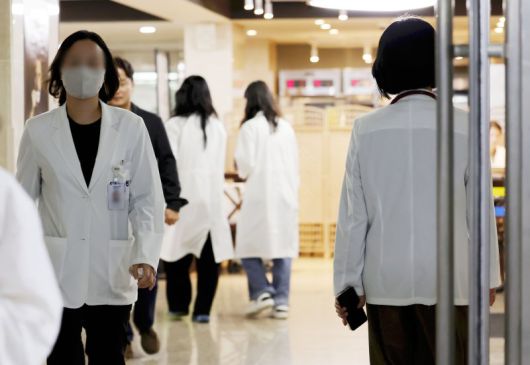 서울 시내 한 대학병원에서 의료진들이 이동하고 있다. 뉴시스