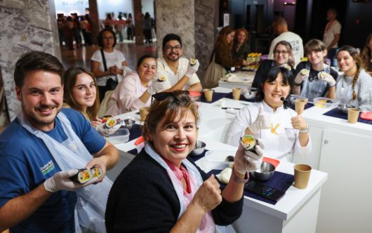 29일(현지시간) 스페인 마드리드 아르테스 예술센터에서 열린 ‘2025 스페인 K-박람회’에서 한국농수산식품유통공사 ‘K-FOOD’ 부스 한식 쿠킹클래스 김밥 아틀리에에 참가한 현지인들이 김예림 셰프와 함께 만든 김밥을 들어 보이고 있다. 사진가 우채연 제공. 뉴스1