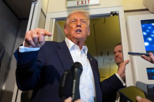 [쿠알라룸푸르=AP/뉴시스]도널드 트럼프 미국 대통령이 27일 말레이시아 쿠알라룸푸르에서 일본 도쿄로 이동하는 대통령전용기 안에서 취재진 질문에 답하고 있다. 2025.10.27. /사진=뉴시스