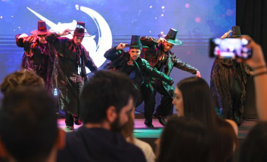 29일(현지시간) 스페인 마드리드 아르테스 예술센터에서 열린 ‘2025 스페인 K-박람회’에서 넷플릭스 에니메이션 ‘케이팝 데몬 헌터스’속 보이그룹 ‘사자보이즈’를 코스프레한 현지 참가자들이 커버댄스를 선보이고 있다.우채연 제공. 뉴스1