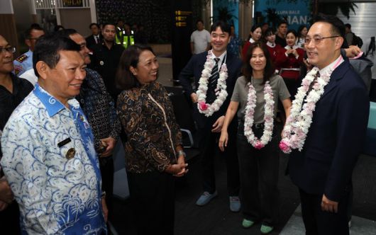 빅터 마일랑카이 인도네시아 북술라웨시주 부지사(앞줄 왼쪽 첫번째) 및 관광국 관계자들이 이스타항공의 인도네시아 마나도 첫 취항을 기념해 이경민 이스타항공 커머셜본부장(앞줄 왼쪽 네번째)을 비롯한 탑승객들에게 축하 목걸이를 전달하며 환영하고 있다. 이스타항공 제공