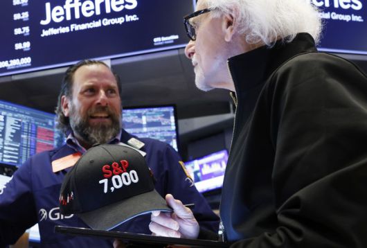 뉴욕 증시 3대 지수가 27일(현지시간) 미국과 중국 간 무역합의 기대감 속에 이틀 연속 사상 최고치 행진을 이어갔다. 알파벳, 애플, 팔란티어 등은 사상 최고 기록을 새로 썼고, 엔비디아는 사상 최고치에 바싹 다가섰다. UPI 연합