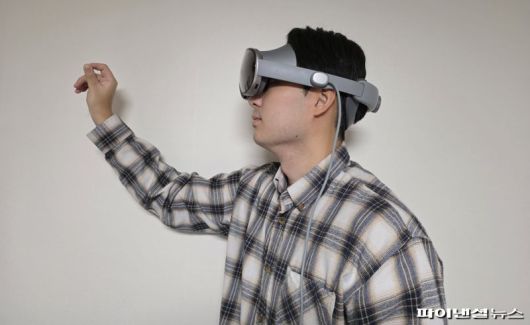 기자가 갤럭시 XR을 착용해 사용하고 있다. 사진=박성현 기자