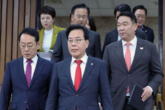 국민의힘 송언석 원내대표가 28일 서울 여의도 국회에서 열린 국정감사 대책회의에 참석하고 있다. 사진=서동일 기자