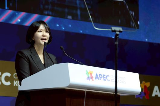 네이버 최수연 대표가 29일 경북 경주 예술의전당에서 열린 APEC CEO Summit 기조강연을 하고 있다. 네이버 제공