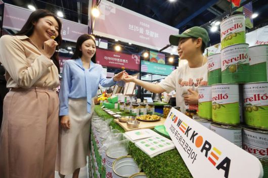 29일 서울 강남구 코엑스에서 열린 '2025 푸드위크 코리아'에서 모델들이 '고메&스페셜티푸드 컬렉션'부스에서 식품을 시식하고 있다. 사진=박범준 기자