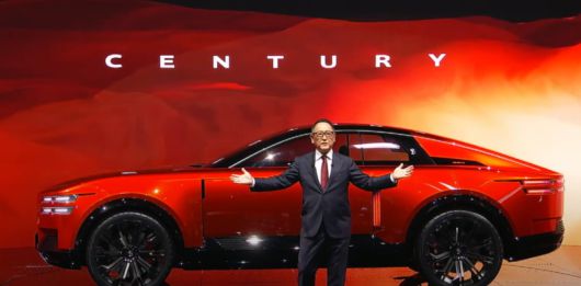 도요다 아키오 도요타그룹 회장이 29일 일본 도쿄 빅사이트에서 열린 '재팬 모빌리티쇼 2025' 기자간담회에서 콘셉트카로 제작된 센추리 쿠페형 스포츠유틸리티차(SUV)를 세계 최초로 공개하고 있다. 사진 서혜진 도쿄 특파원.