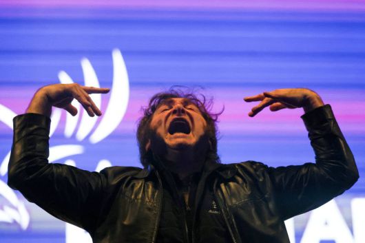 하비에르 밀레이 아르헨티나 대통령이 23일(현지시간) 산타페주 로사리오에서 열린 유세에서 연설 도중 격한 자세를 취하고 있다. 밀레이 대통령이 26일 중간 선거 압승에 취해 아르헨티나 페소화 가치 결정을 온전히 시장에 맡기는 변동환율제로 이행할지 모른다는 우려로 페소 가치가 28일 폭락했다. 로이터 연합