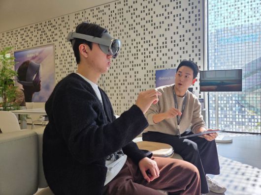 삼성스토어 홍대에서 헤드셋 형태의 모바일 기기 '갤럭시 XR'을 체험하는 모습. 삼성전자 제공