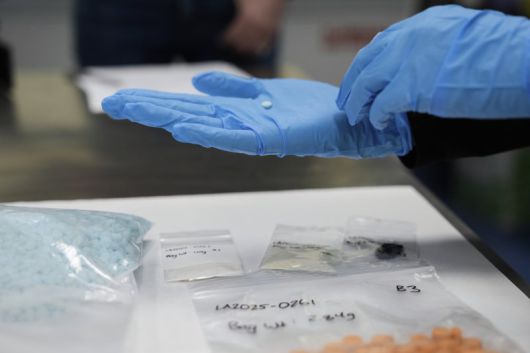 지난 3월 16일 미국 캘리포니아 샌디에이고의 산이시드로 국경검문소를 방문한 크리스티 놈 국토안보부 장관이 펜타닐 정제를 살펴보고 있다. 사진=뉴시스