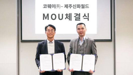 지난 28일 제주 서귀포 제주신화월드에서 열린 업무협약식에서 김순태 코웨이 경영관리본부장(왼쪽)이 황웨이 제주신화월드 CEO와 기념촬영을 하고 있다. 코웨이 제공