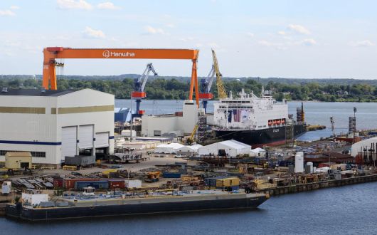 지난 8월 26일(현지시간) 미국 펜실베이니아주 필라델피아의 한화필리조선소에 미국 해양청 발주 국가안보 다목적선 '스테이트 오브 메인'호가 정박해 있다.                                       지난 22일 경남 거제시 한화오션 거제사업장에서 열린 장보고-Ⅲ Batch-Ⅱ 1번함인 장영실함 진수식. 뉴시스·뉴스1