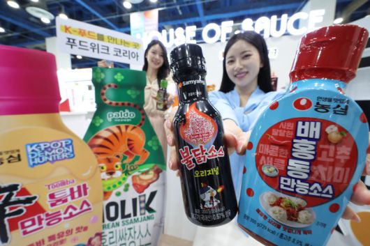 29일 서울 강남구 코엑스에서 열린 '2025 푸드위크 코리아'에서 모델들이 '하우스 오브 소스 특별관'의 K-소스를 선보이고 있다. 사진=박범준 기자