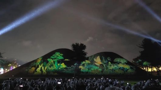 경주 대릉원에서 상영중인 '2025 경주 대릉원 미디어아트'                                   APEC CEO 서밋과 부대 문화행사가 열리고 있는 경주 예술의전당에 긴 줄이 늘어서 있다. 뉴스1