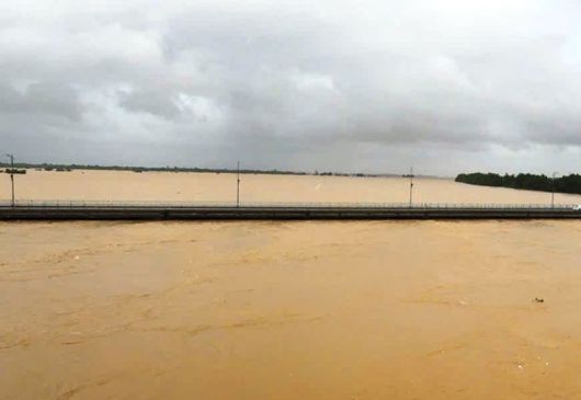 다낭의 주요 하천 중 하나인 투본강의 수위가 1964년 기록적인 홍수 수준을 넘어섰다. 베트남 정부 제공