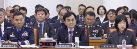 국방위 국감에 출석한 국방장관·합참의장 안규백 국방부 장관(가운데)과 진영승 합참의장(왼쪽), 홍소영 병무청장이 30일 국회에서 열린 국방위원회 2025년도 종합 국정감사에 출석해 의원 질의를 듣고 있다. 연합뉴스