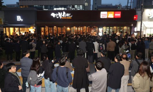 젠슨 황 엔비디아 최고경영자(CEO)와 이재용 삼성전자 회장, 정의선 현대차그룹 회장이 30일 서울시내 한 치킨집에서 '치맥회동'을 앞두고 취재진이 모여 있다.뉴시스                                  아시아태평양경제협력체(APEC) 정상회의를 계기로 방한하는 젠슨 황 엔비디아 최고경영자(CEO)가 30일 인천국제공항을 통해 입국하고 있다. 연합뉴스