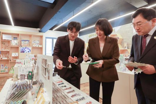 ‘비로컬위크’ 캠페인 현장 방문해, 로컬 사업자와 함께 상품을 둘러보는 네이버 최수연 대표(가운데). 네이버 제공