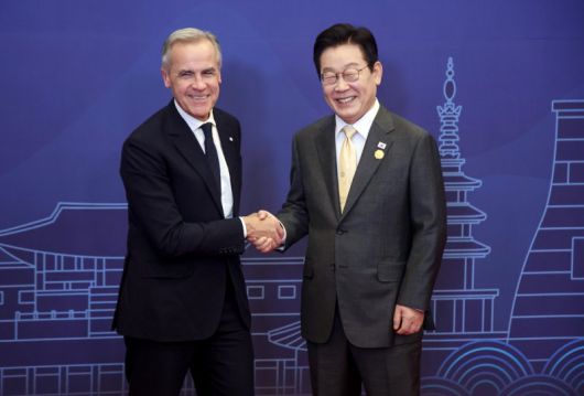 이재명 대통령이 지난 29일 경북 경주 힐튼호텔 그랜드볼룸에서 열린 대통령 주최 정상 특별만찬에서 마크 카니 캐나다 총리를 영접하고 있다. 대통령실통신사진기자단