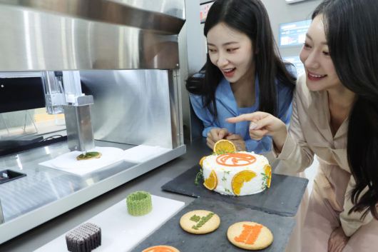 '2025 푸드위크 코리아(제20회 서울국제식품산업전)'가 29일 서울 강남구 코엑스에서 개막한 가운데 모델들이 3D 식품 프린팅을 관람하고 있다. 사진=박범준 기자