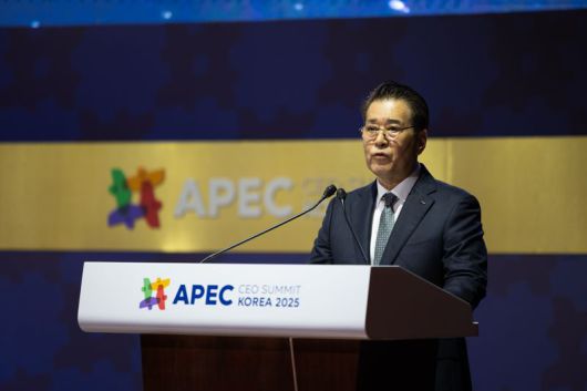 포스코그룹 장인화 회장이 APEC CEO Summit이 열리는 경주 예술의전당에서 기조연설을 하고 있다.