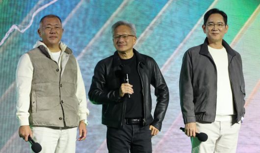 젠슨 황 엔비디아 최고경영자와 이재용 삼성전자 회장, 정의선 현대차그룹 회장이 지난 30일 서울 코엑스에서 열린 엔비디아 그래픽처리장치(GPU) '지포스' 출시 25주년 행사에서 단상에 올라 인사를 하고 있다. 연합뉴스