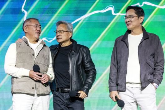 젠슨 황 엔비디아 최고경영자(CEO)와 이재용 삼성전자 회장, 정의선 현대차그룹 회장이 지난 30일 서울 강남구 코엑스에서 열린 엔비디아 지포스 게이머 페스티벌에 참석하고 있다. 뉴스1